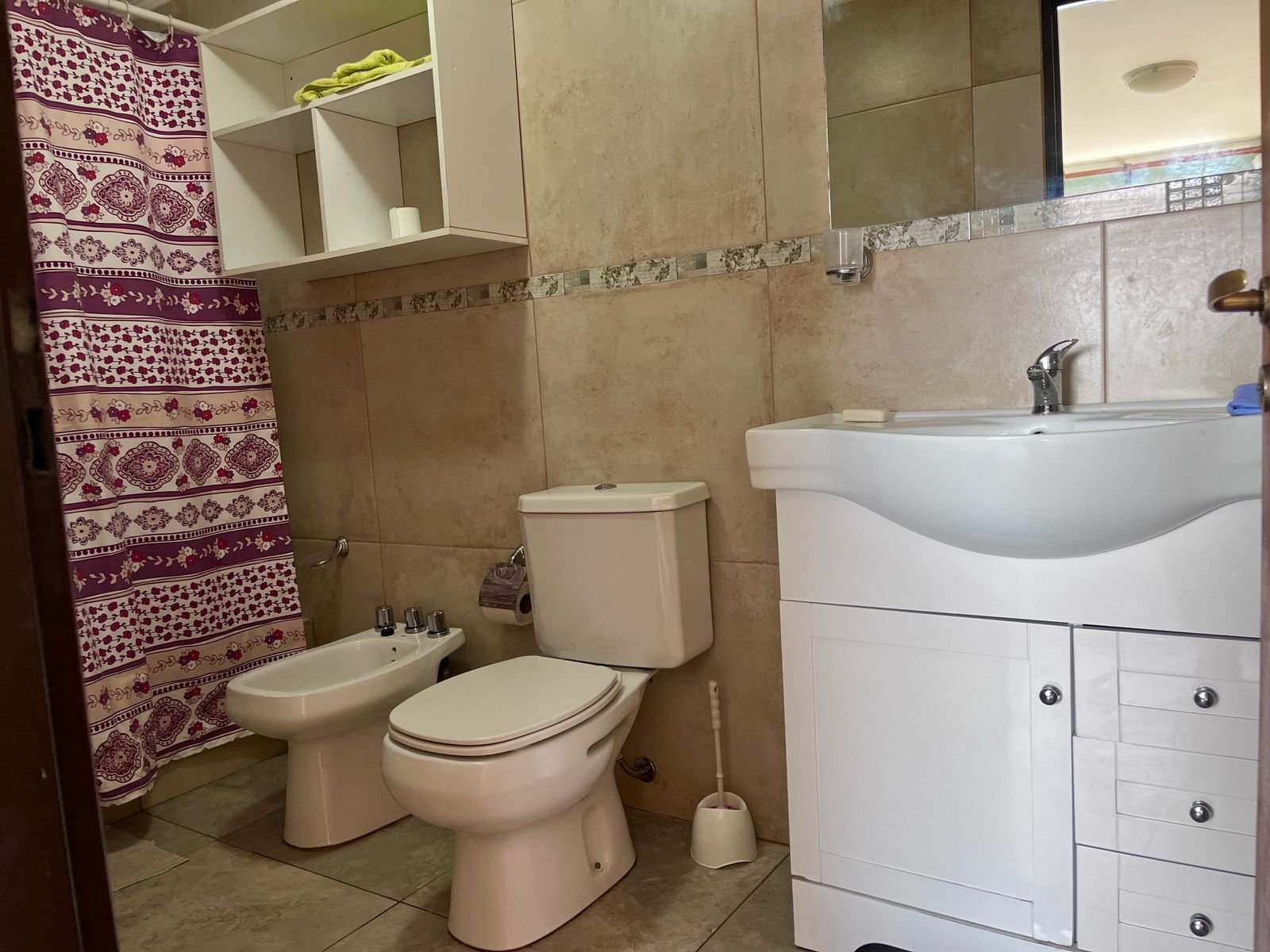 Conjunto de casas con costa de Lago Nahuel Huapi